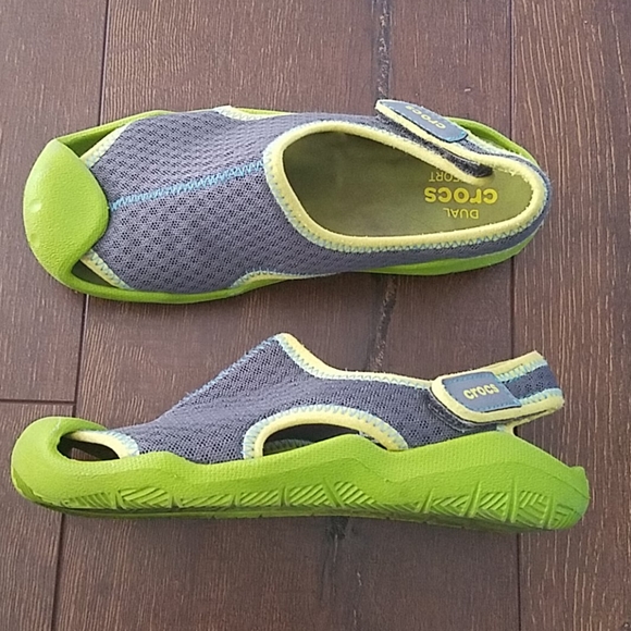 crocs boys water shoes